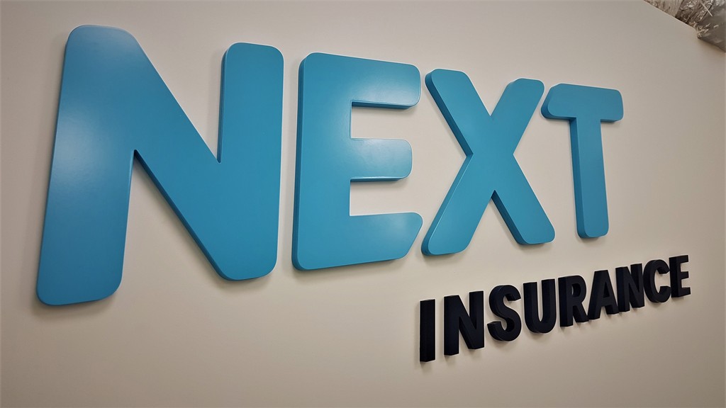 אותיות בולטות Next Insurance
